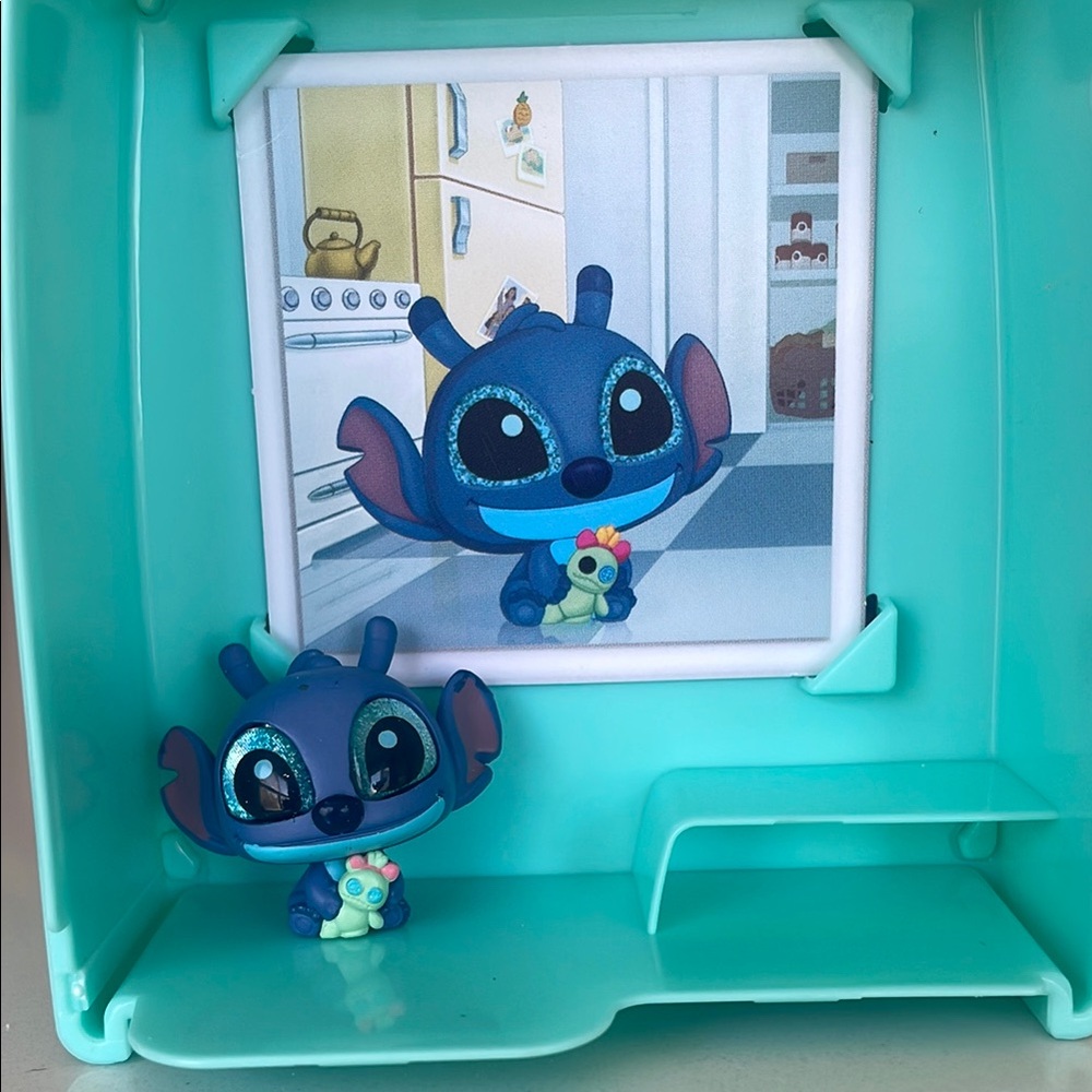 Disney Doorables Stitch young with box